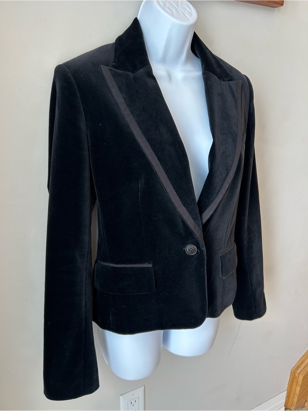 Club Monaco Black Velvet Tuxedo Blazer Jacket Size 6 Classic Formal